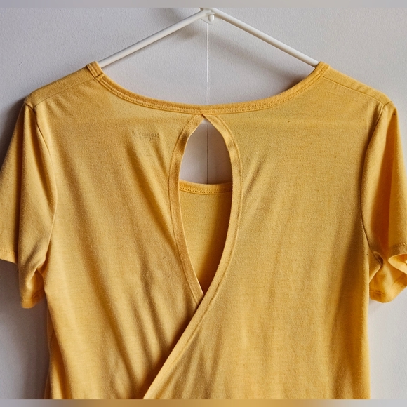 Old Navy Active Go-Dry Yoga Top with Keyhole Wrap Back in Women's S Tall - Picture 9 of 10